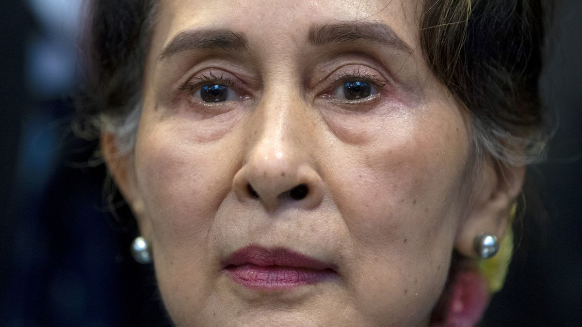 Bývalá barmská vůdkyně Su Ťij se poprvé od puče objevila osobně u soudu